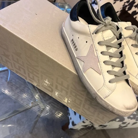 White and gray sneaker - Picture 3 of 5